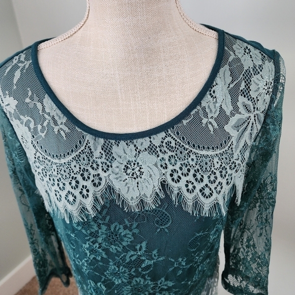 Indigo Women’s Lace Front Sheer Sleeve Knit Back Top Size Medium NWOT - Picture 2 of 11